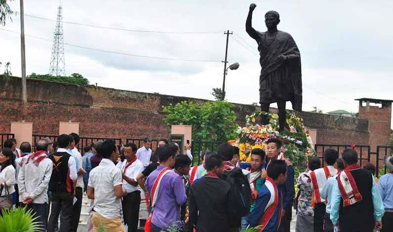 हाईपो जादोनांग की कांस्य प्रतिमा के सामने खड़े स्थानीय लोग। (स्रोत: फेसबुक)